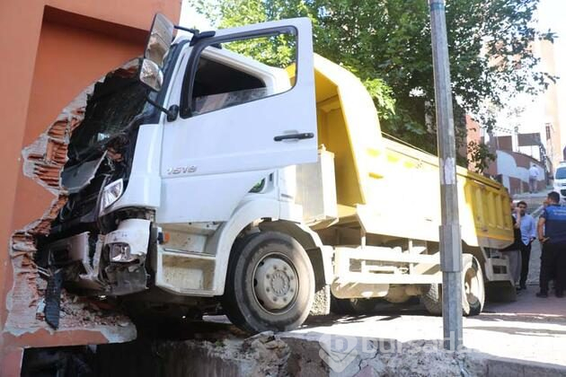 Kamyon binaya çarptı faciadan son anda kurtuldu!