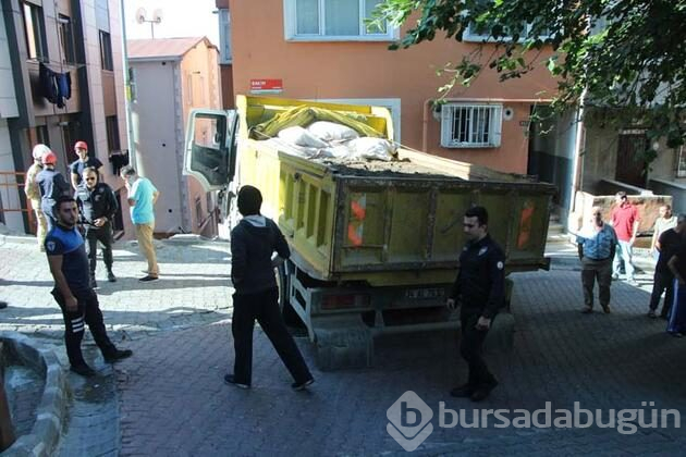 Kamyon binaya çarptı faciadan son anda kurtuldu!