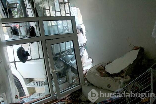 Kamyon binaya çarptı faciadan son anda kurtuldu!