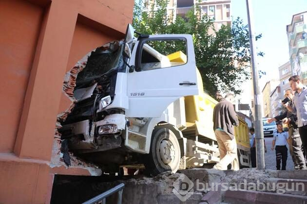 Kamyon binaya çarptı faciadan son anda kurtuldu!