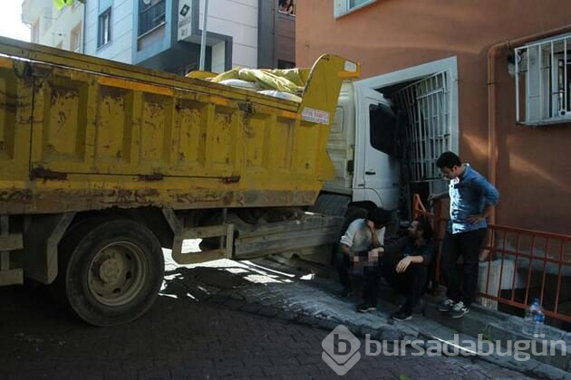 Kamyon binaya çarptı faciadan son anda kurtuldu!