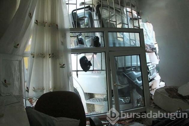 Kamyon binaya çarptı faciadan son anda kurtuldu!