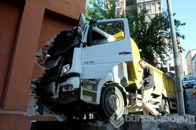 Kamyon binaya çarptı faciadan son anda kurtuldu!