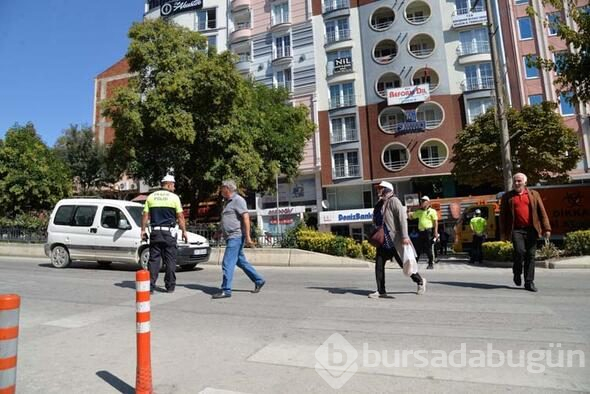 Trafikte yaya önceliğine dikkati çekebilmek amacıyla kolluk personeli nöbet tuttu