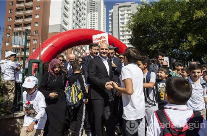 İçişleri Bakanı Soylu yaya geçidi nöbetinde