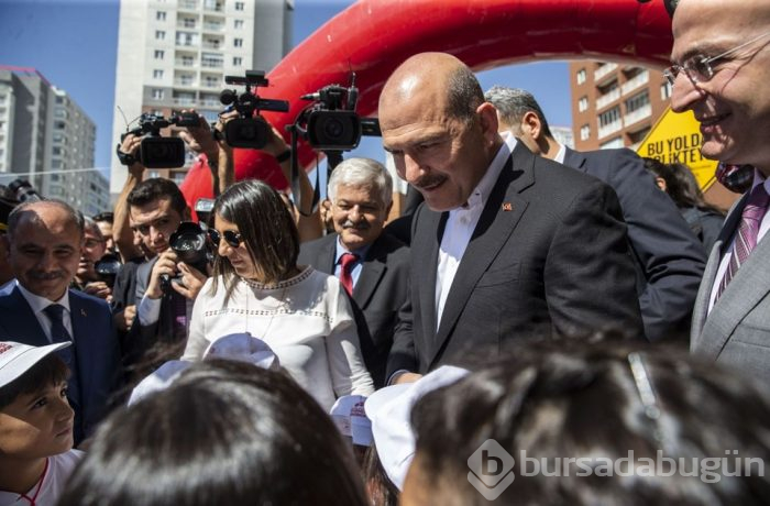 İçişleri Bakanı Soylu yaya geçidi nöbetinde