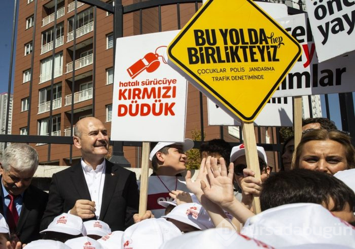 İçişleri Bakanı Soylu yaya geçidi nöbetinde