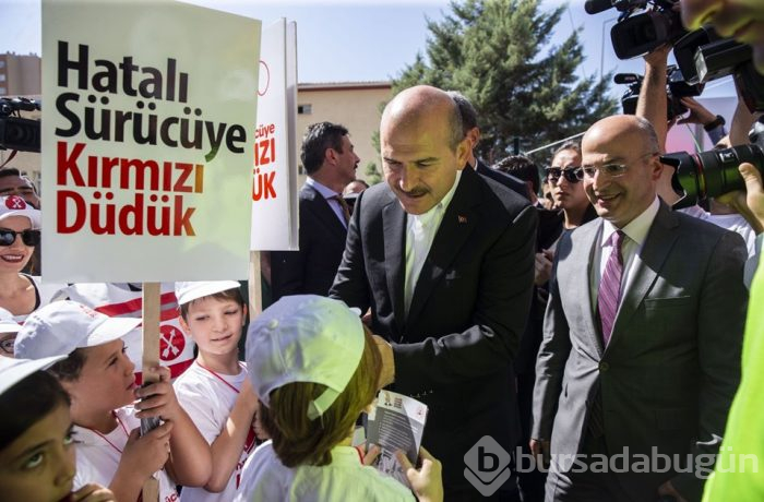 İçişleri Bakanı Soylu yaya geçidi nöbetinde