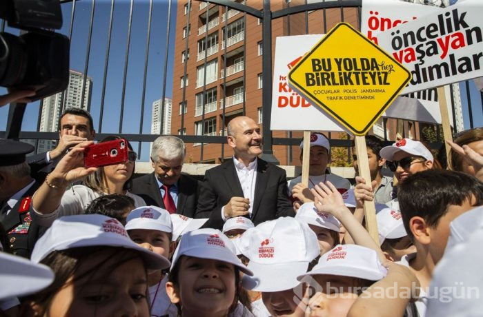 İçişleri Bakanı Soylu yaya geçidi nöbetinde