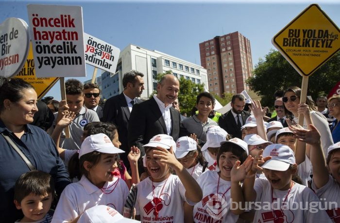 İçişleri Bakanı Soylu yaya geçidi nöbetinde