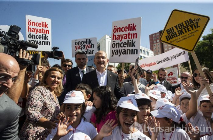 İçişleri Bakanı Soylu yaya geçidi nöbetinde