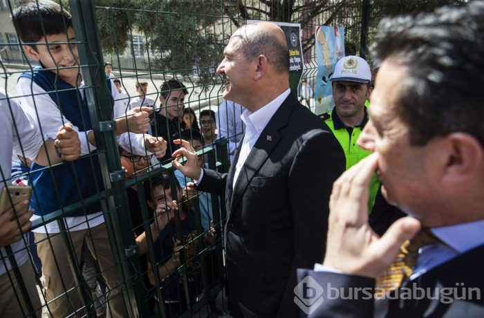 İçişleri Bakanı Soylu yaya geçidi nöbetinde