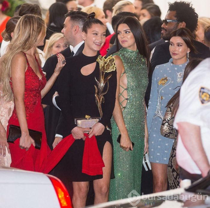 Hailey Baldwin ''kısa boyluyum'' dedi!