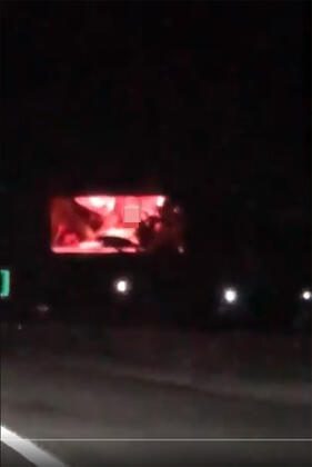 Reklam panosunda gördüklerine inanamadılar!