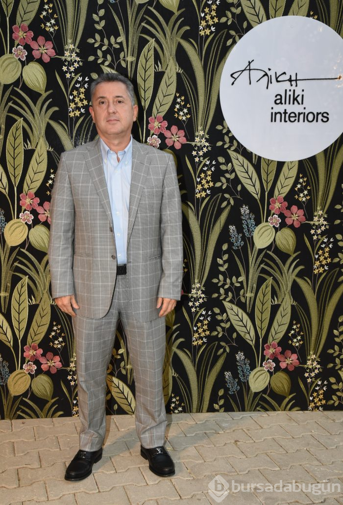 Kızıl ailesinden rengarenk açılış 