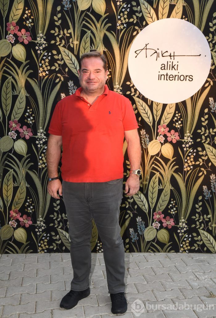 Kızıl ailesinden rengarenk açılış 