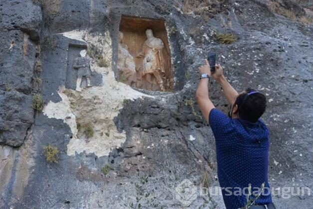 Saklı hazine Adamkayalar, defineciler tarafından tahrip edilyor!