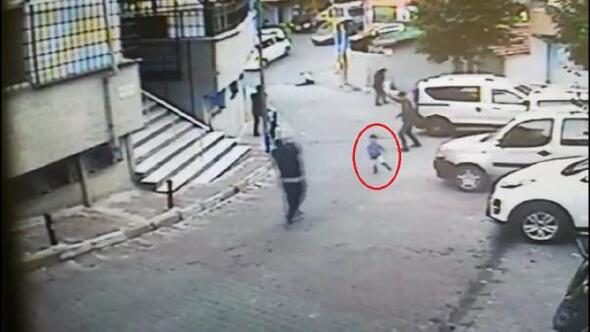 Sokak ortasında çevredeki çocuklara rağmen silahlı çatışma
