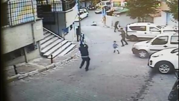 Sokak ortasında çevredeki çocuklara rağmen silahlı çatışma