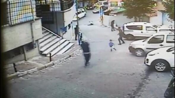 Sokak ortasında çevredeki çocuklara rağmen silahlı çatışma