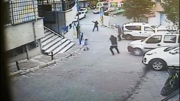 Sokak ortasında çevredeki çocuklara rağmen silahlı çatışma