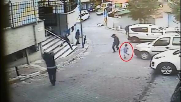 Sokak ortasında çevredeki çocuklara rağmen silahlı çatışma