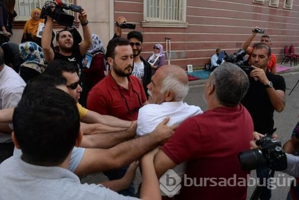 İki anne HDP binasına girmek istedi...