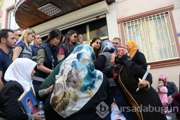 İki anne HDP binasına girmek istedi...