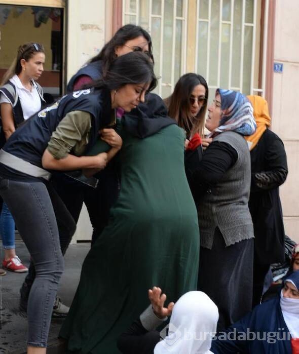 İki anne HDP binasına girmek istedi...
