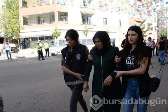 İki anne HDP binasına girmek istedi...