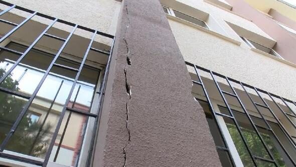 Duvarlarında çatlaklar bulunan okul önünde eylem