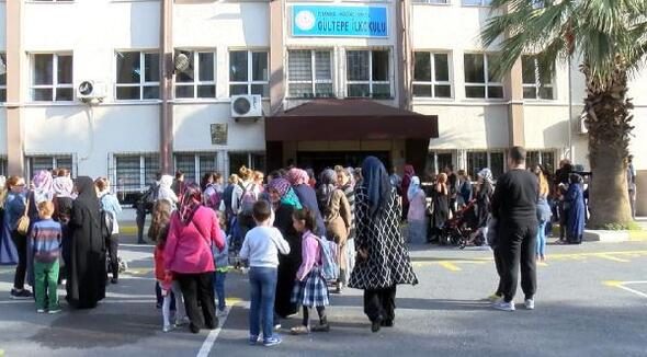 Duvarlarında çatlaklar bulunan okul önünde eylem