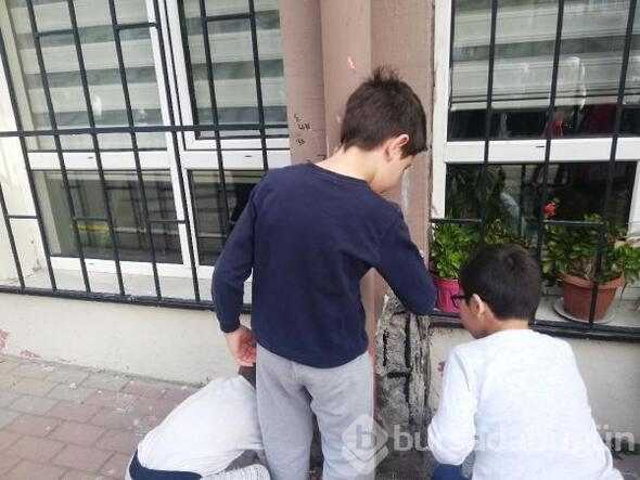 Duvarlarında çatlaklar bulunan okul önünde eylem