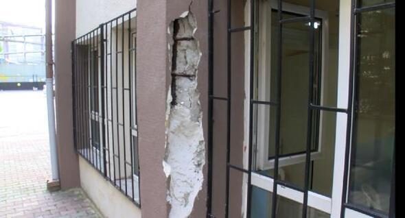 Duvarlarında çatlaklar bulunan okul önünde eylem