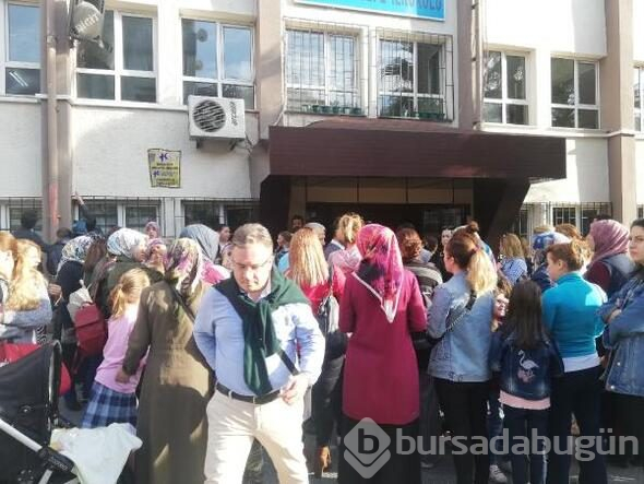 Duvarlarında çatlaklar bulunan okul önünde eylem