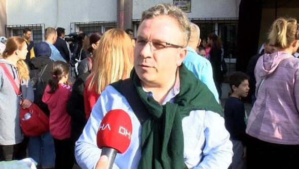Duvarlarında çatlaklar bulunan okul önünde eylem
