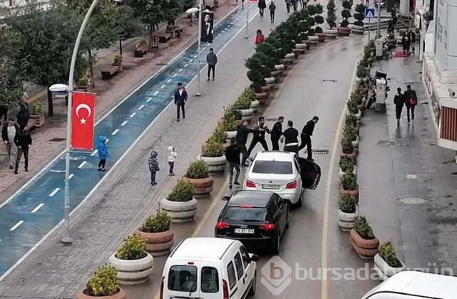  Çocuklarının önünde tekme tokat dövüştüler!