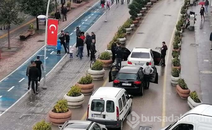  Çocuklarının önünde tekme tokat dövüştüler!
