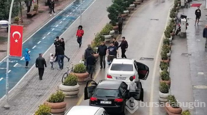  Çocuklarının önünde tekme tokat dövüştüler!