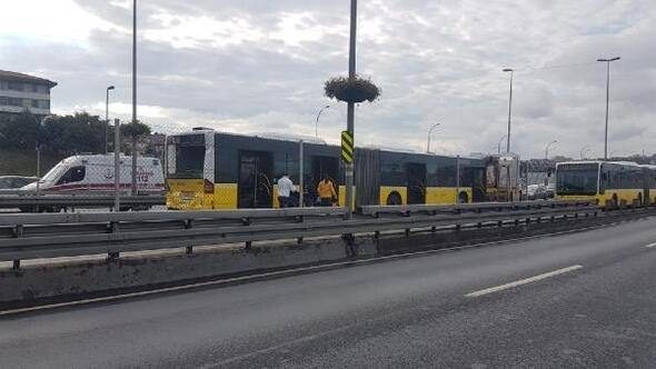 İki metrobüs kafa kafaya çarpıştı!