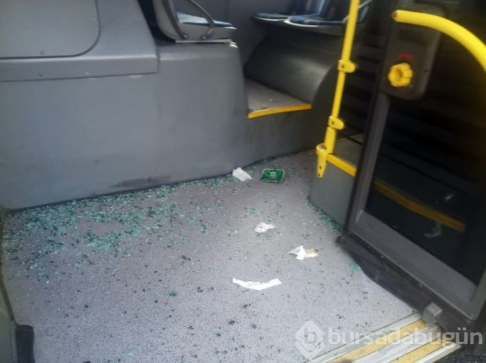 İki metrobüs kafa kafaya çarpıştı!
