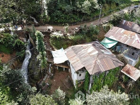 Şiddetli yağış sonrası tüm yollar kapandı