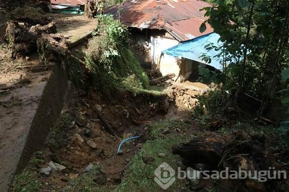 Şiddetli yağış sonrası tüm yollar kapandı