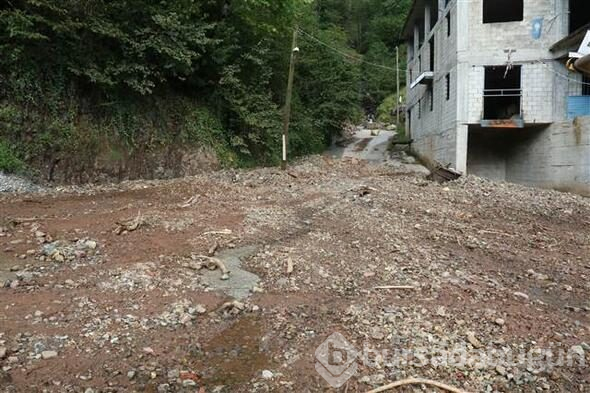 Şiddetli yağış sonrası tüm yollar kapandı