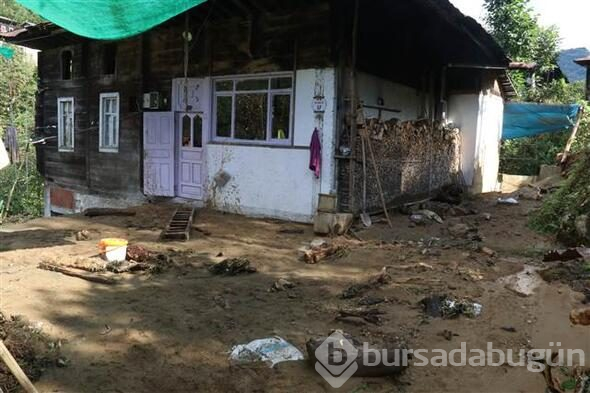 Şiddetli yağış sonrası tüm yollar kapandı