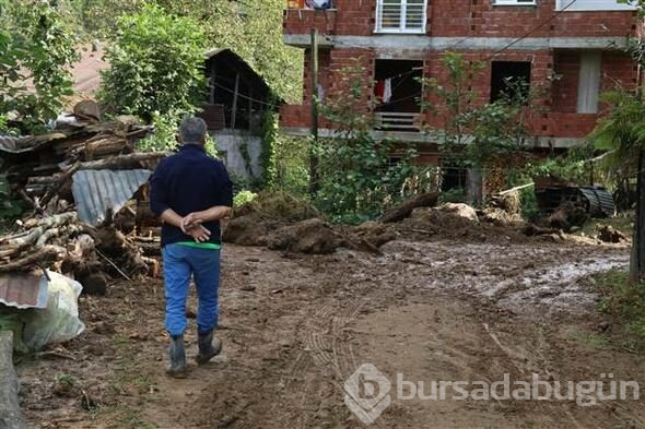 Şiddetli yağış sonrası tüm yollar kapandı