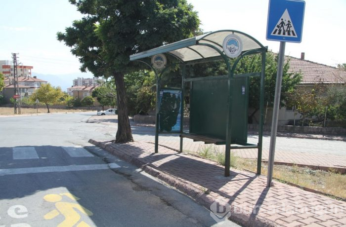 Otobüs durağında dehşet saçtı!