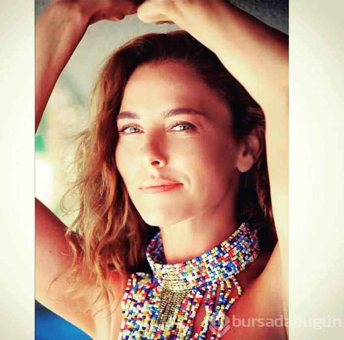 Ece Uslu bikini pozuyla herkesi kendine hayran bıraktı