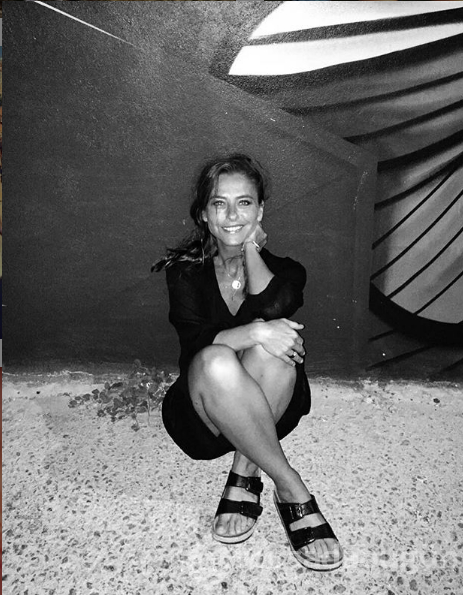 Ece Uslu bikini pozuyla herkesi kendine hayran bıraktı