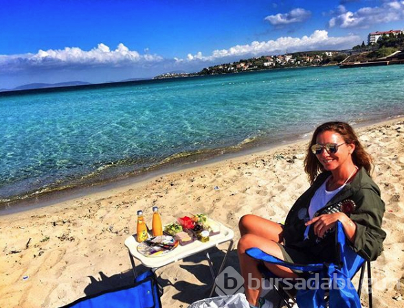 Ece Uslu bikini pozuyla herkesi kendine hayran bıraktı